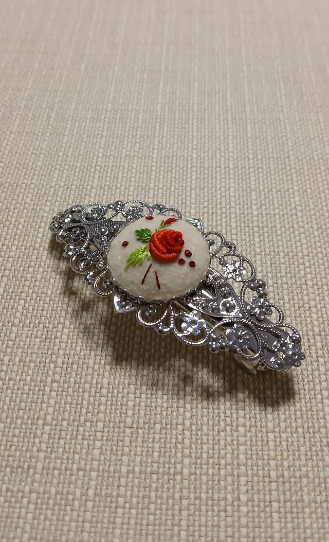 Ręcznie haftowana spinka do włosów  DLA MARIANNY