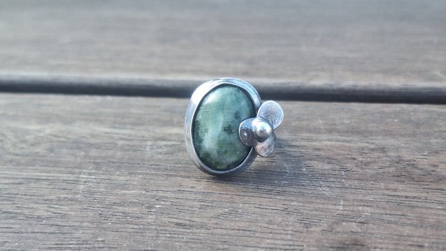 Jaspis z kwiatem - pierścionek regulowany