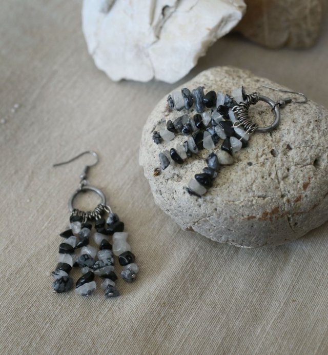 Długie kolczyki czarno-białe z turmalinem i kryształem górskim