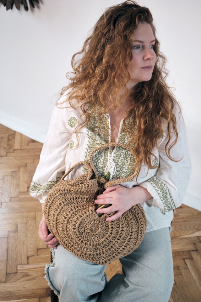 Okrągła torebka szydełkowa z juty – torba boho handmade