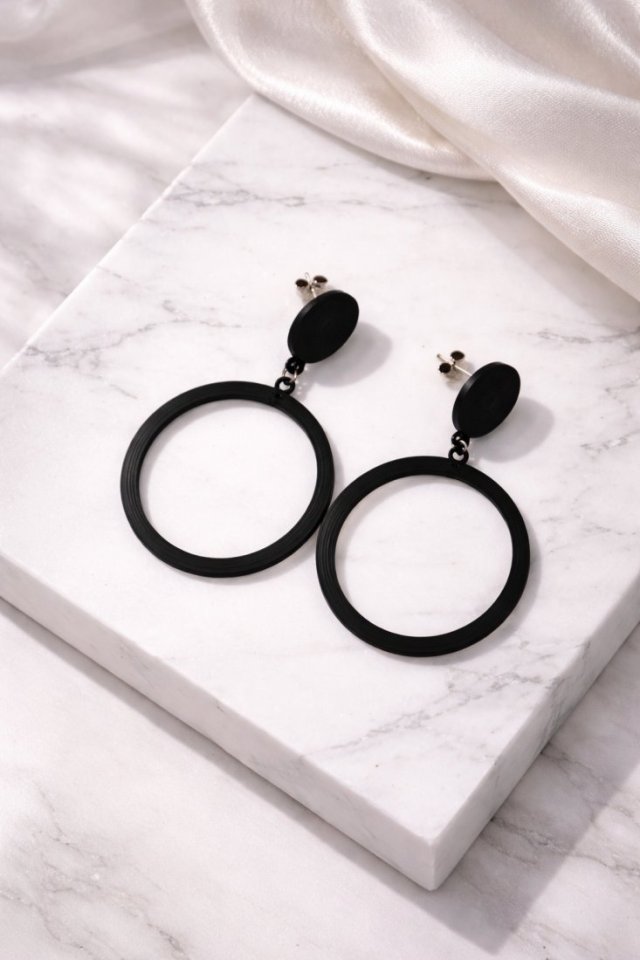 Minimalistyczne kolczyki koła – czarne, nowoczesne, lekkie