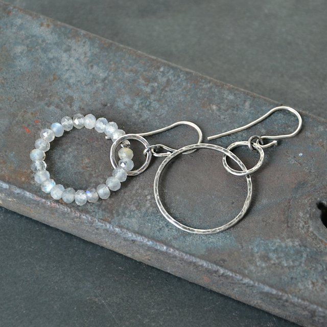 Asymetryczne kolczyki koła z labradorytem