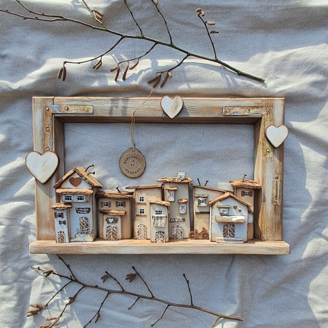 Rustykalne okienko z miasteczkiem