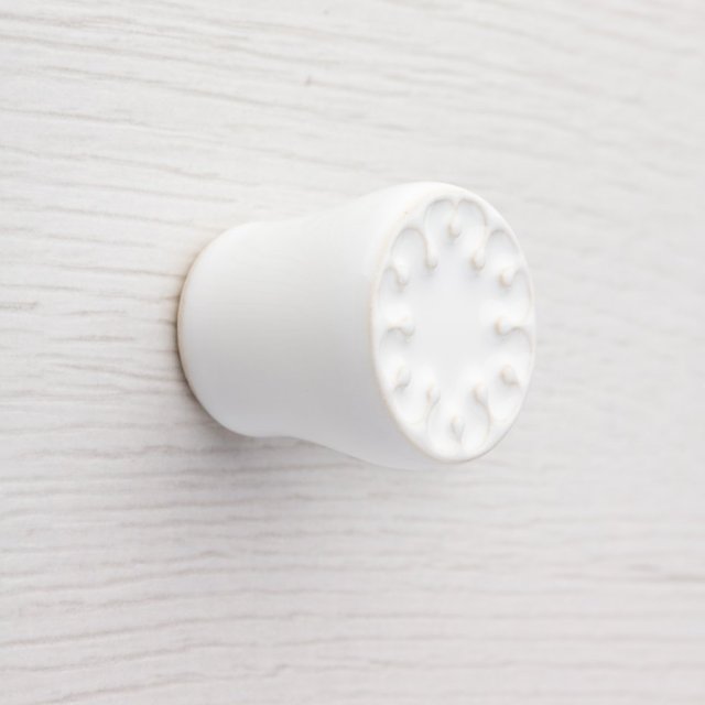 Ceramiczna mała gałka do mebli, biała, wz.9