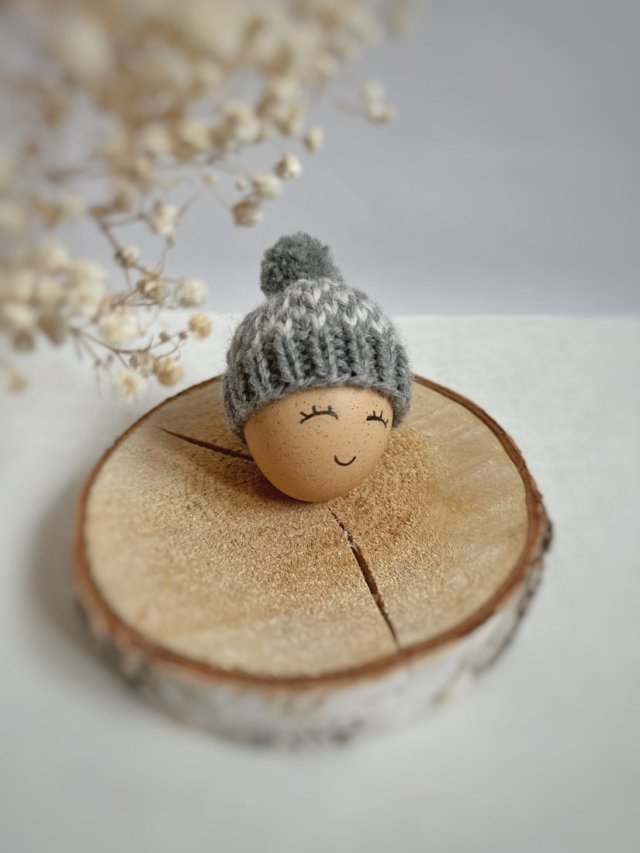 Czapeczka z pomponem na jajka wielkanocne - 1 szt.