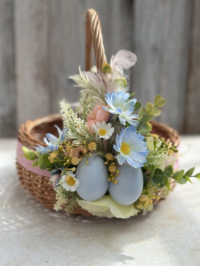 Koszyk wiklinowy z dekoracją, na stół wielkanocny