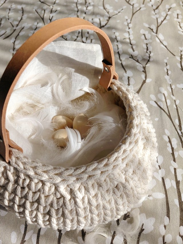 PĘKATY KOSZYCZEK W KREMOWYM KOLORZE