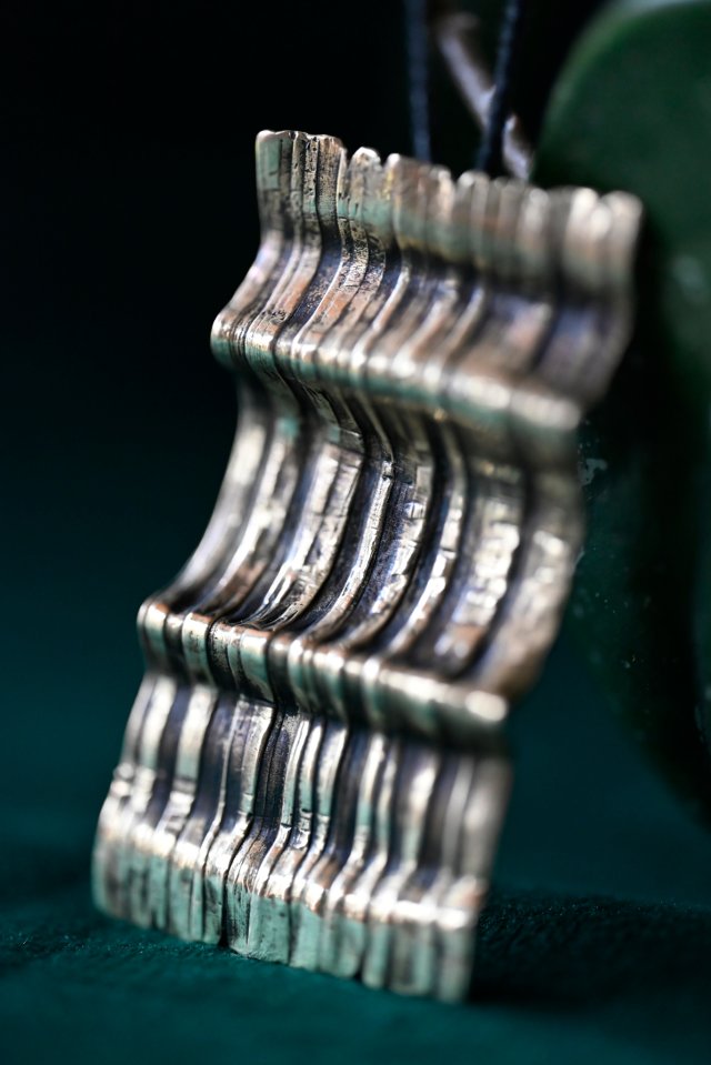 Wisior mosiężny Fala