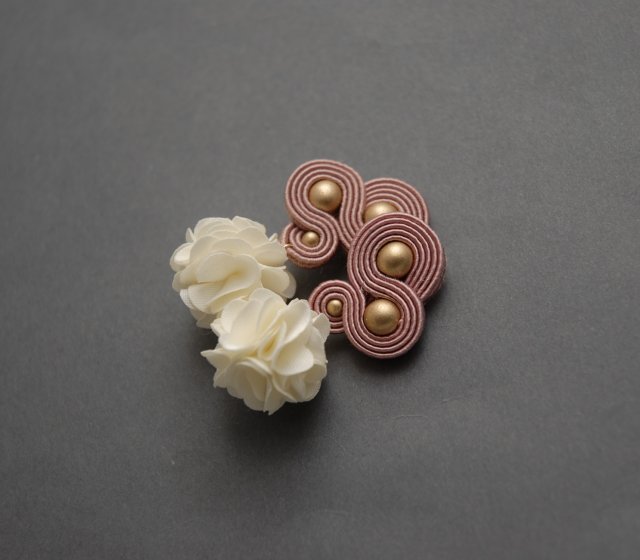 różowo-kremowe kolczyki sutasz z kwiatkiem