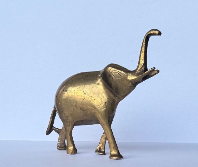Stary mosiężny słonik na szczęście lany mosiądz