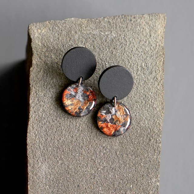 Małe abstrakcyjne kolczyki sztyfty