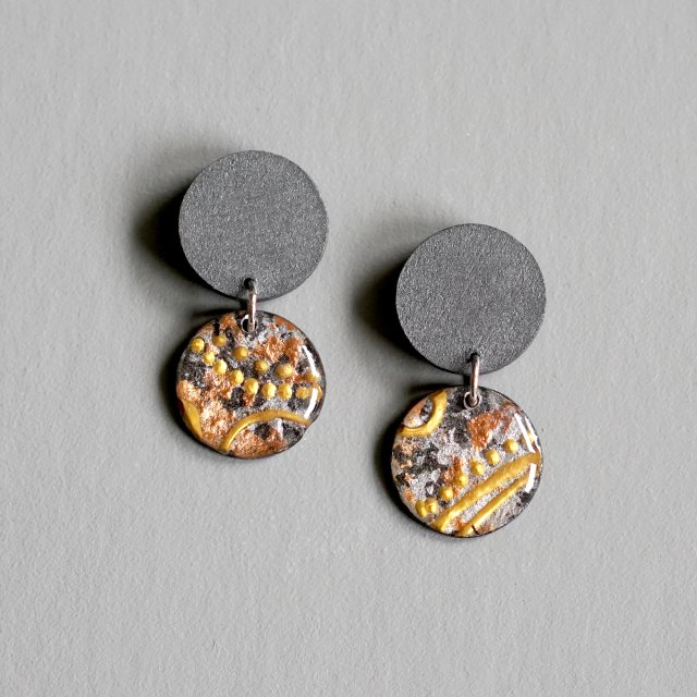 Abstrakcyjne kolczyki sztyfty