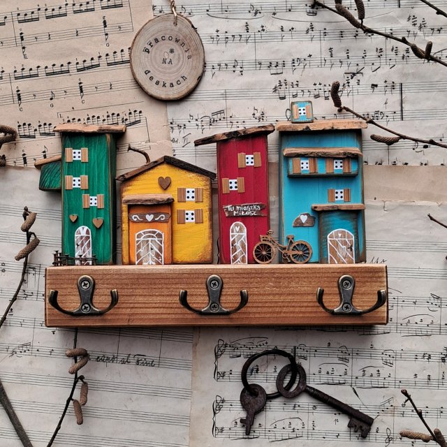 wieszak z kolorowymi domkami no 1