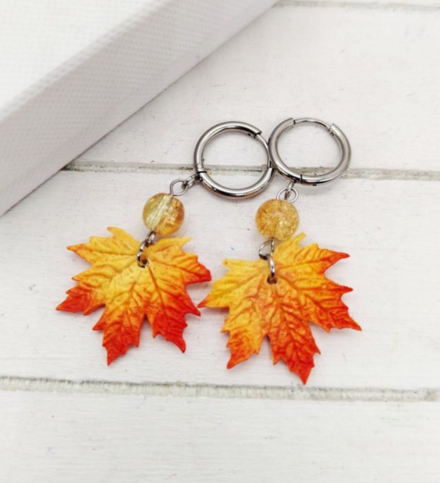 Kolczyki jesienne z czerwono-żółtymi liśćmi klonu, esienna biżuteria