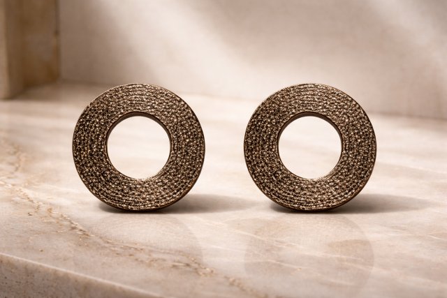 Kolczyki koła brązowe minimalistyczne – elegancka biżuteria, styl modern luxury