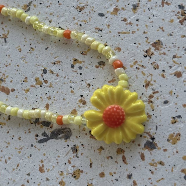 Naszyjnik z żółtym kwiatkiem