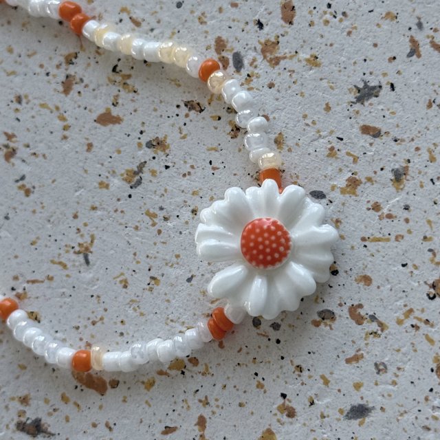 Naszyjnik z białym kwiatkiem