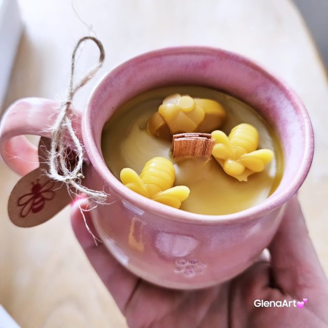 Świeca pszczela w ceramice "Złoty Spokój" świeczka z wosku pszczelego w beczułce ceramicznej naturalna świeca z 100 % naturalna