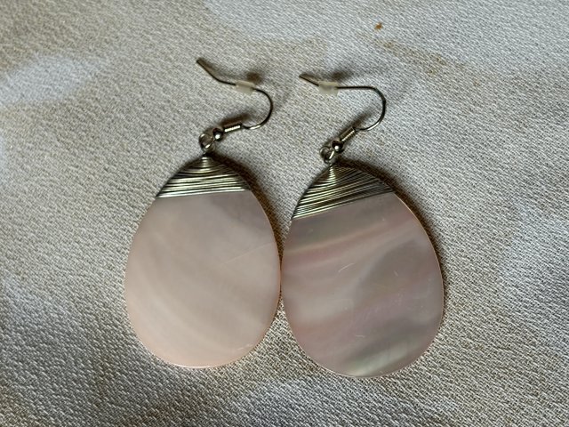 Duże efektowne kolczyki z tozową masą perłową