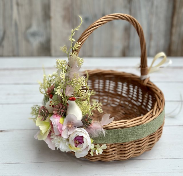 Koszyk wiklinowy z dekoracją, na stół wielkanocny