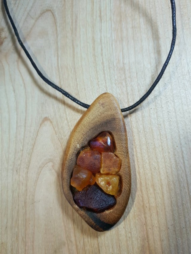Zawieszka Wisior drewno bursztyn
