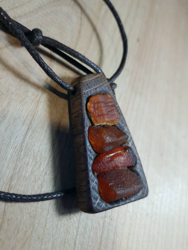 Zawieszka Wisior drewno bursztyn