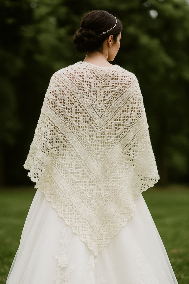 Ozdobna chusta ślubna ecru Klaziena ręcznie robiona z merino