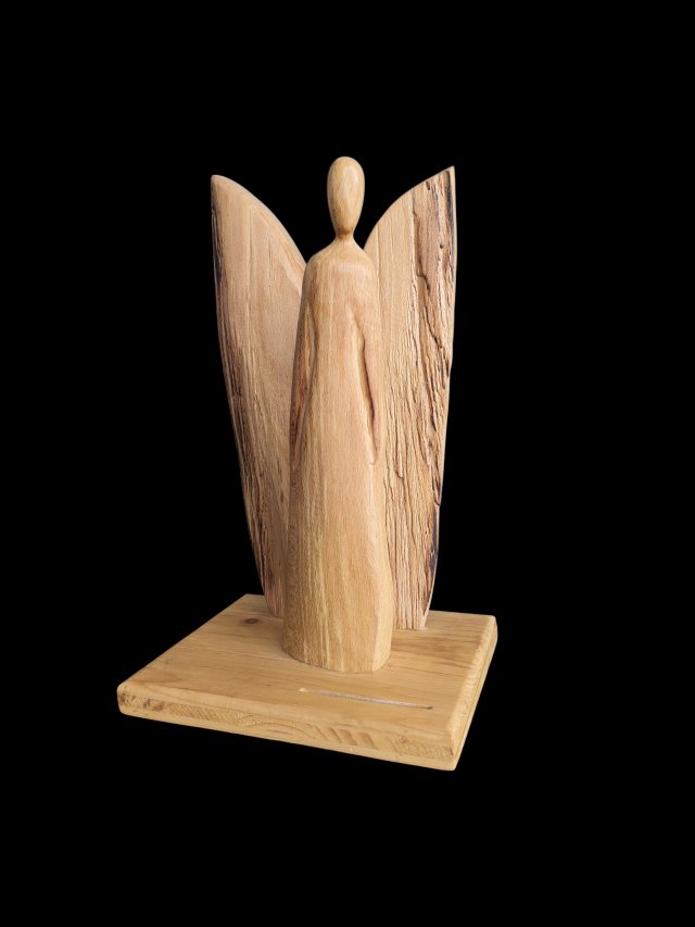 Rzeźbiony Anioł z Litego Buka – Anielica zaciekawiona – Majsternia Drewna Drewnica
