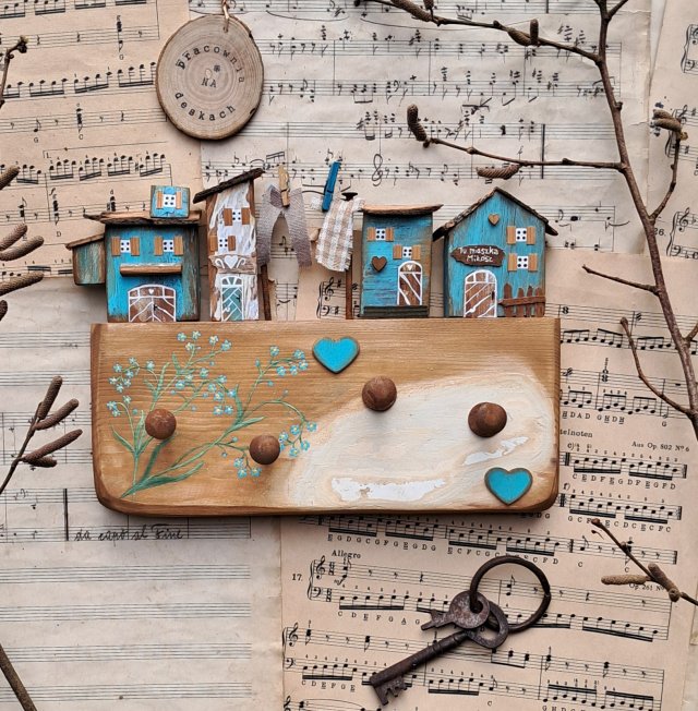 Rustykalny wieszak z niezapominajkami i praniem no 1