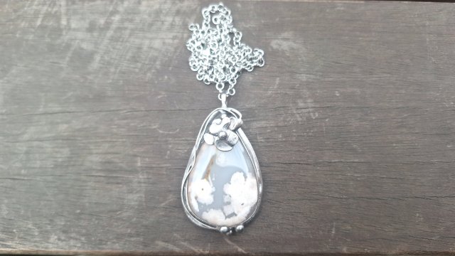 Agat w szarości - wisiorek