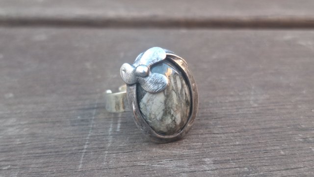 Szary kwiat - pierścionek regulowany