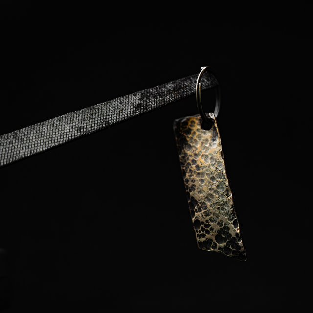 Personalizowany Brelok z Mosiądzu Ręcznie Kuty – Unikat Handmade, Grawer/Inicjały, Prezent | LATEM#004