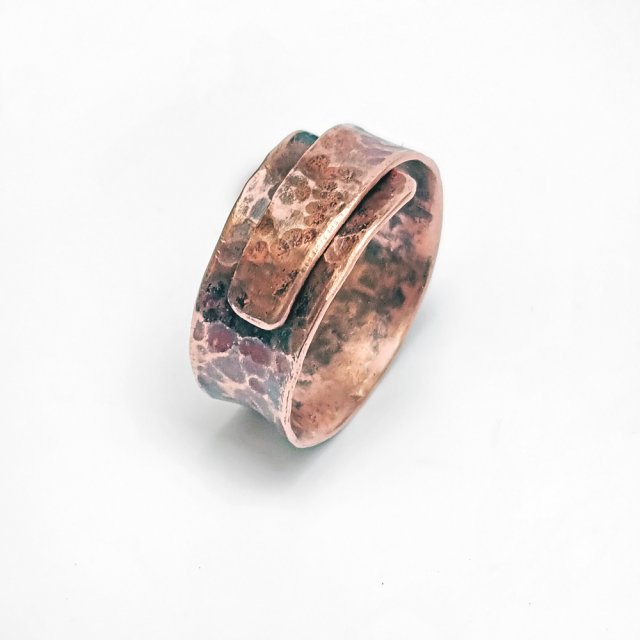 Regulowana obrączka z miedzi. Kuta, repusowana. M