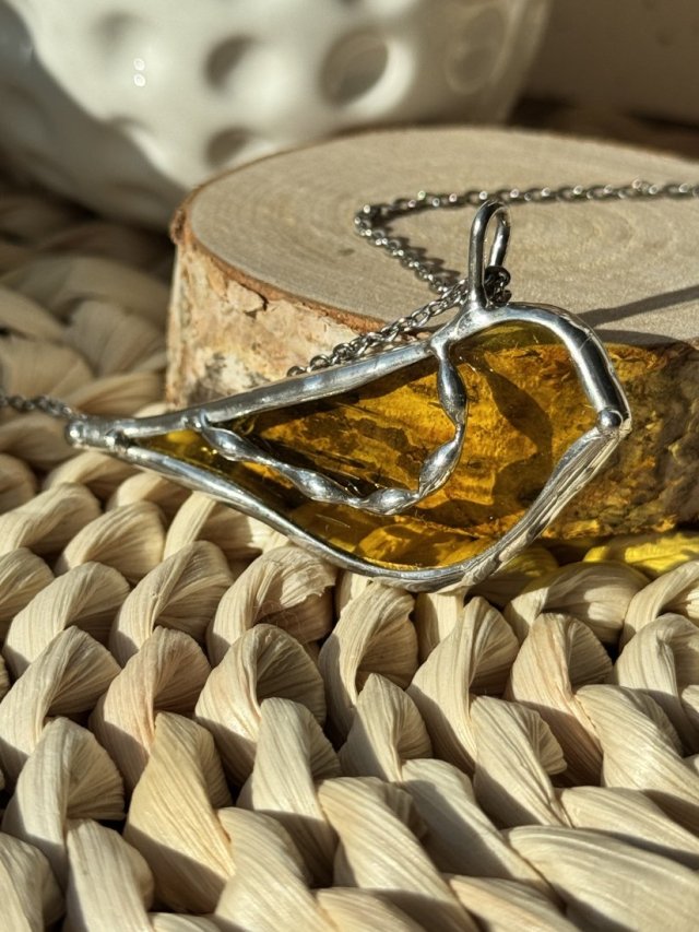 Wisiorek na  Łańcuszku  ze szklaną zawieszką Ptaszek  Wisior