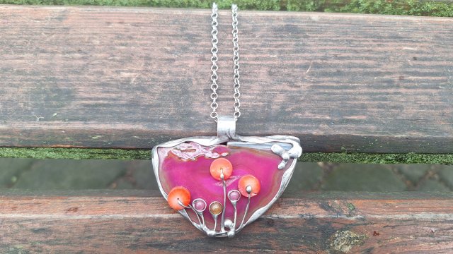 Róż włóż - wisiorek