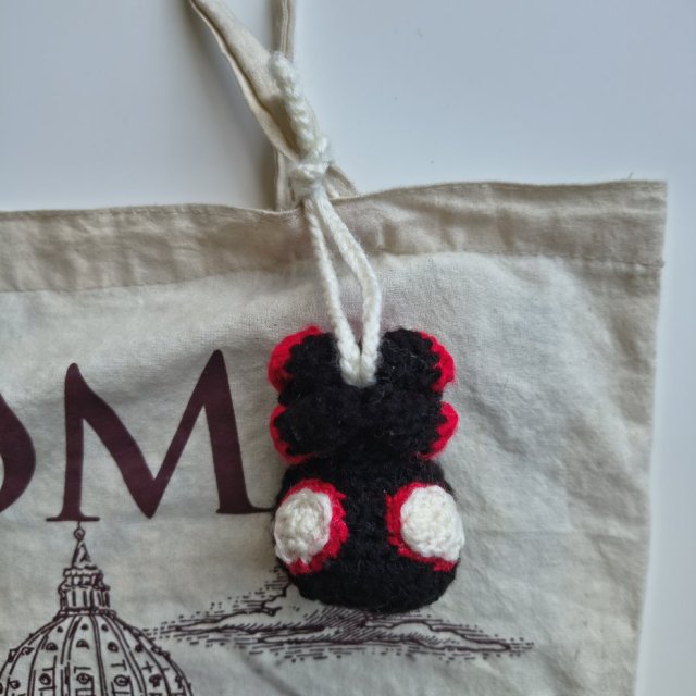 Szydełkowy breloczek pająk czarno-czerwony