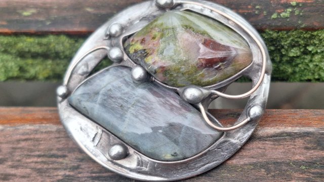 Koło znaczy obok - wisiorek