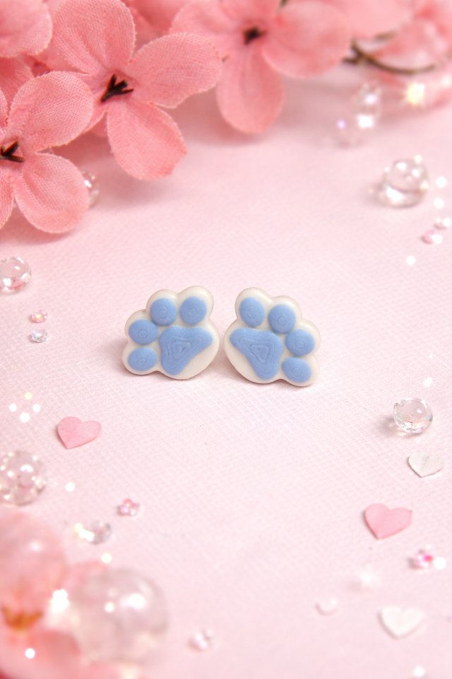 Kolczyki łapki dla dziewczynki – błękitne sztyfty piesek kotek, lekkie, prezent dla dziecka