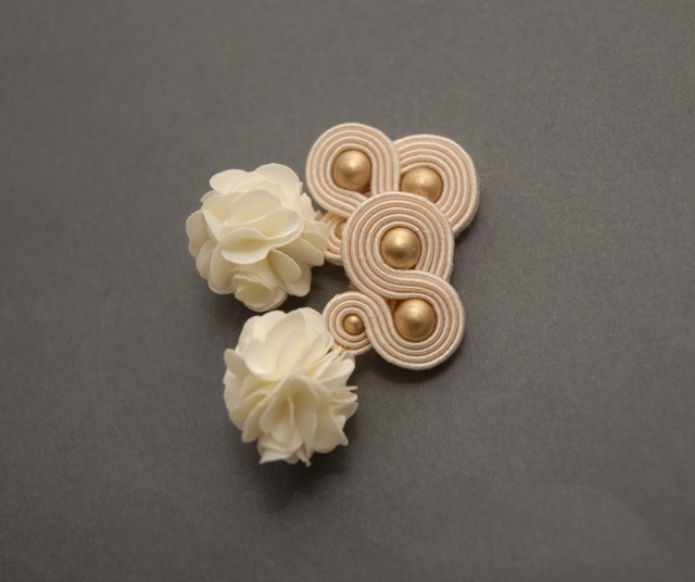 kremowe kolczyki sutasz z kwiatkiem