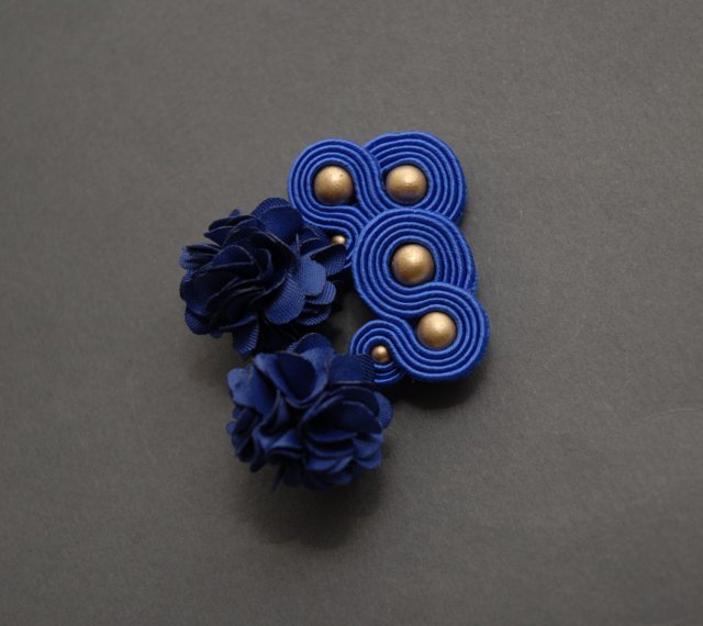 kobaltowe klipsy sutasz z kwiatkiem
