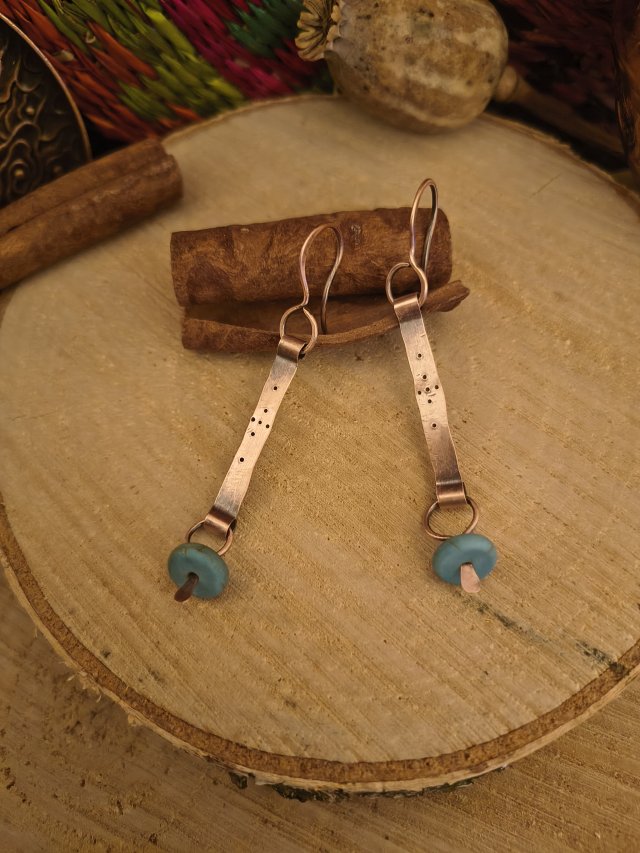 Kolczyki miedziane z niebieskim howlitem