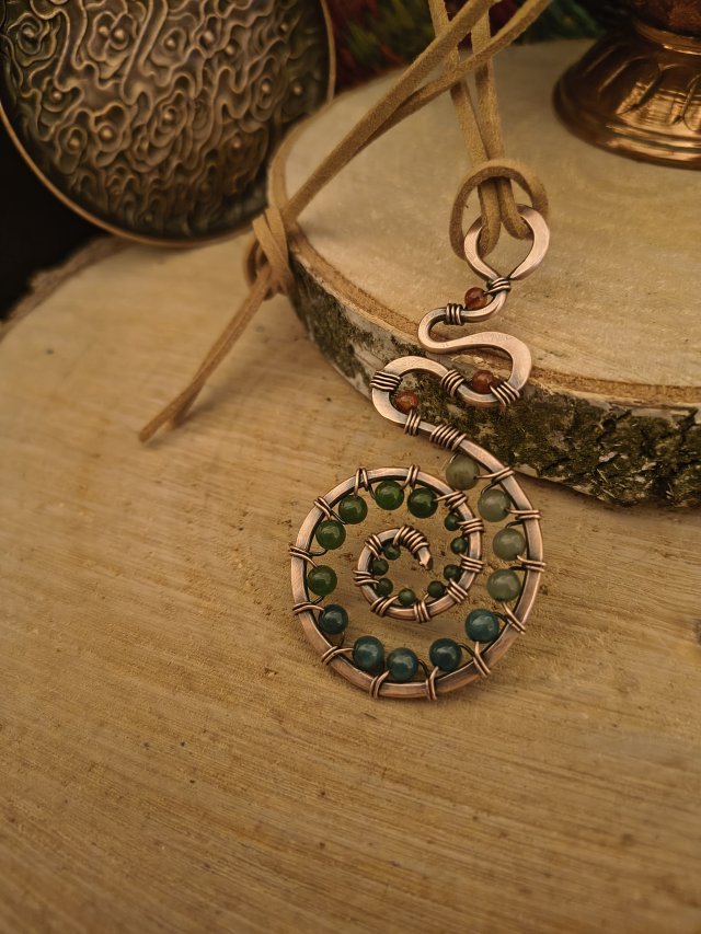 Wisiorek miedziany na rzemieniu z Jadeitami
