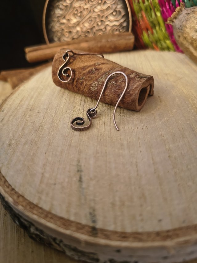 Malutkie kolczyki miedziane zawijasy