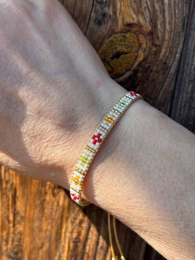 Bransoletka z koralików tkana na krośnie