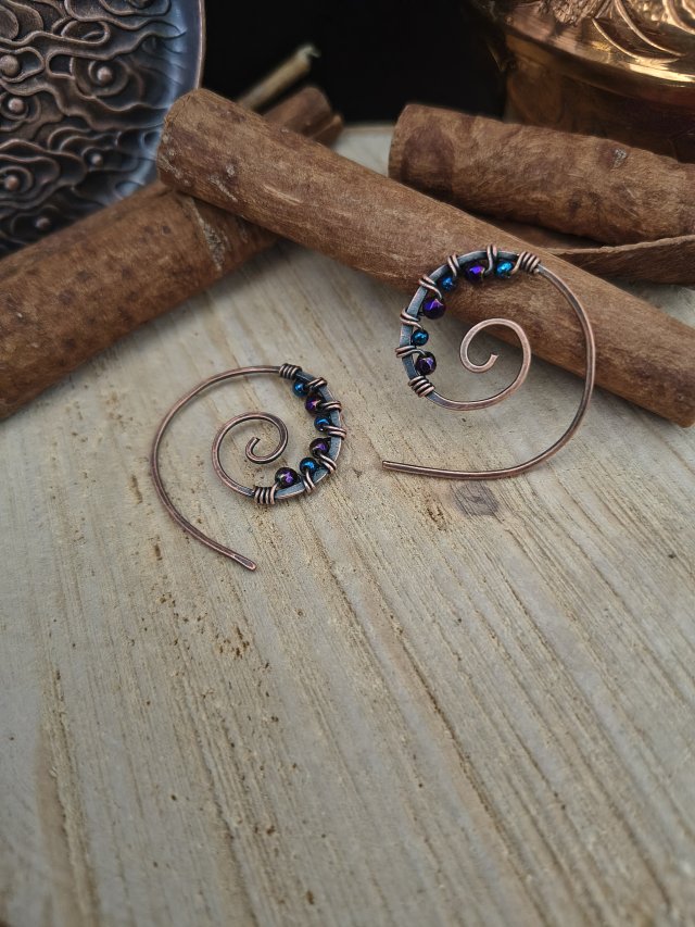 Kolczyki miedziane slimaki przekładane z Hematytami