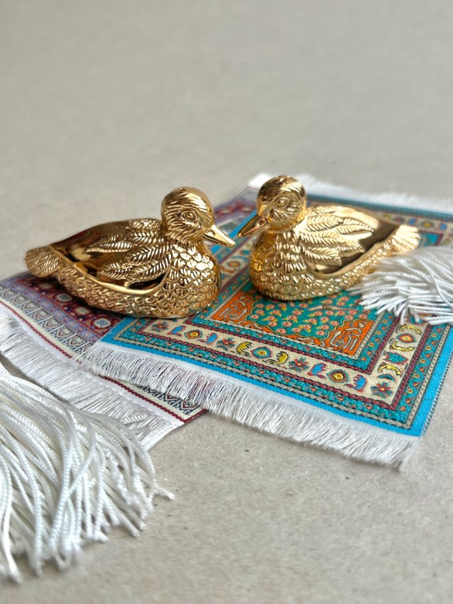 Luxury ❤ 24-karat gold-plated Dubai duck salt and pepper set.