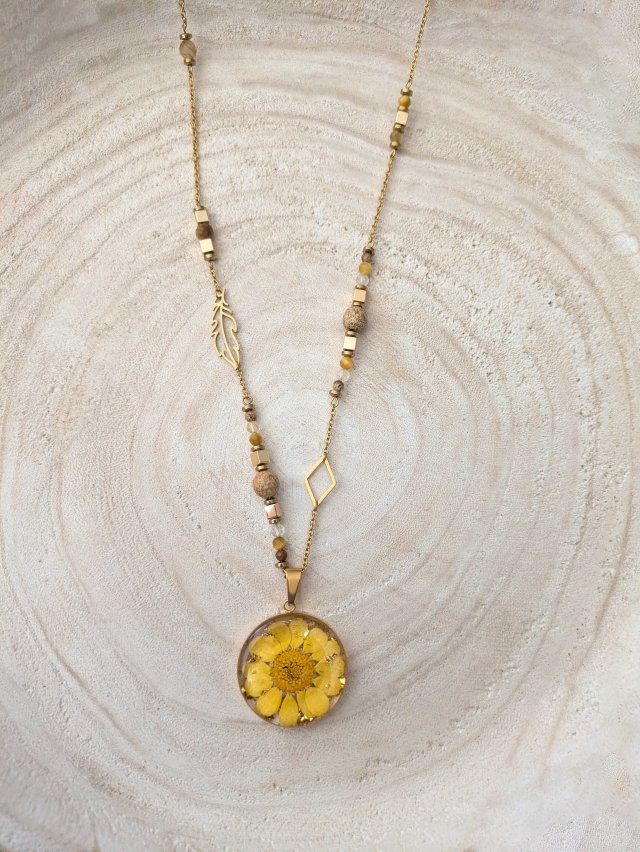 Naszyjnik z kamieniami i żółtym kwiatkiem żywica
