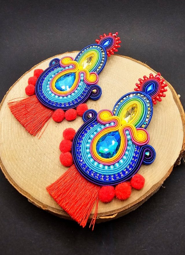 Tęczowe kolczyki sutasz z chwostami