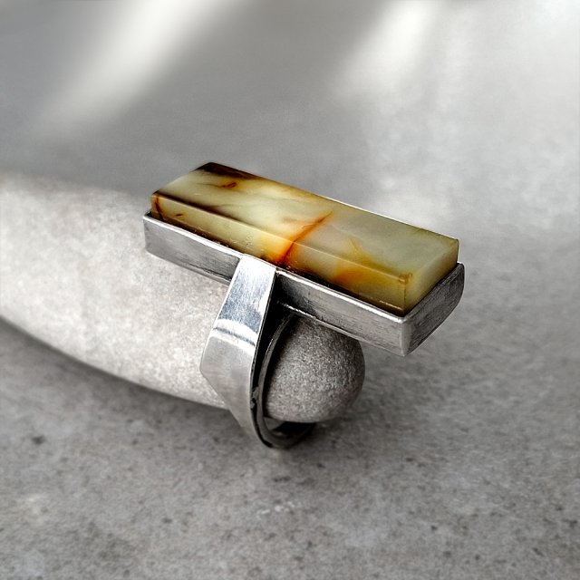 Simple srebrny pierścionek z bursztynem bałtyckim