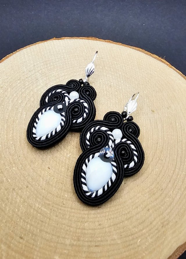 Czarno-białe kolczyki sutasz